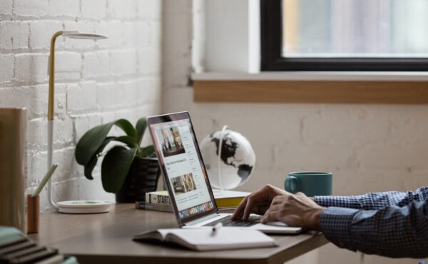 laptop op een bureau als header voor de blog van Lead to Business: LinkedIn Ads voor Leadgeneratie